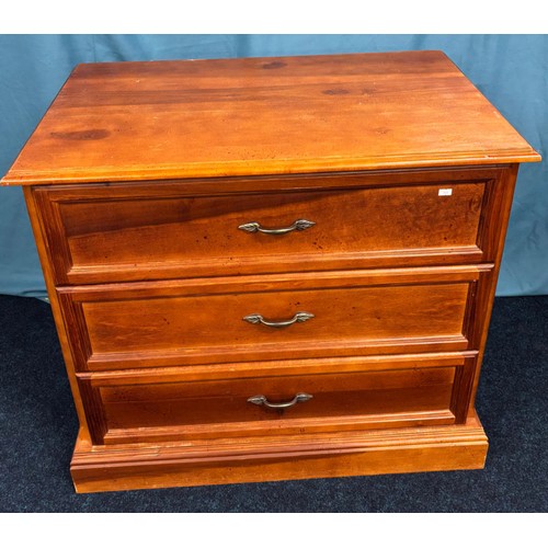 287 - A Contemporary French style three drawer chest. 76x86c54cm.