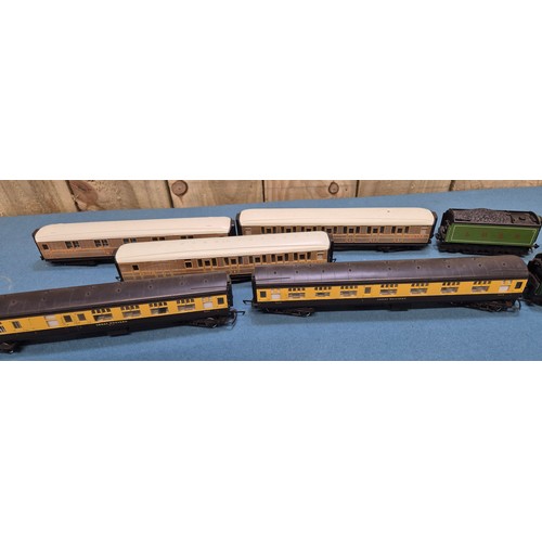 395 - Tray of Hornby Loco's, tenders and carriages; Flying Scotsman and Great Western.