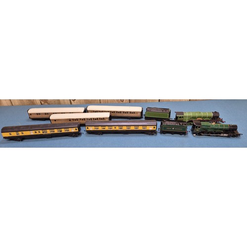 395 - Tray of Hornby Loco's, tenders and carriages; Flying Scotsman and Great Western.