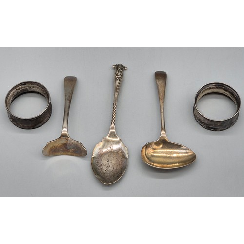 77 - A Selection of silver items; Pair of silver napkin rings, feeding spoon, pusher and tea spoon. 84gra... 