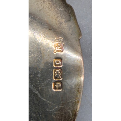 77 - A Selection of silver items; Pair of silver napkin rings, feeding spoon, pusher and tea spoon. 84gra... 