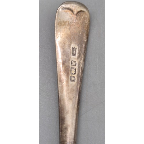 77 - A Selection of silver items; Pair of silver napkin rings, feeding spoon, pusher and tea spoon. 84gra... 