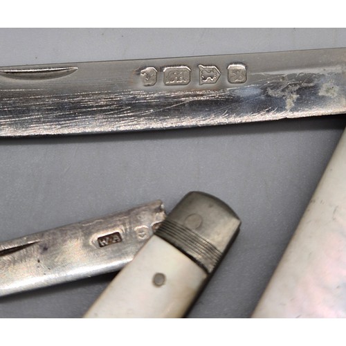 79 - A Selection of silver items; Three silver and mother of pearl fruit knives. Edinburgh silver tea cad... 