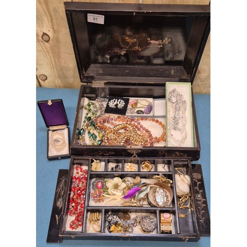 91 - Japanese lacquered jewellery box containing a collection of mixed vintage jewellery.