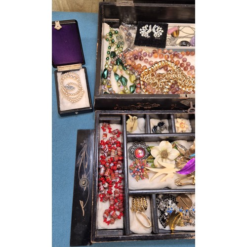 91 - Japanese lacquered jewellery box containing a collection of mixed vintage jewellery.