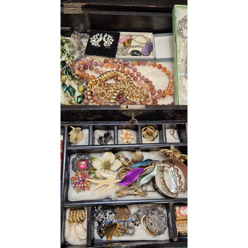 91 - Japanese lacquered jewellery box containing a collection of mixed vintage jewellery.