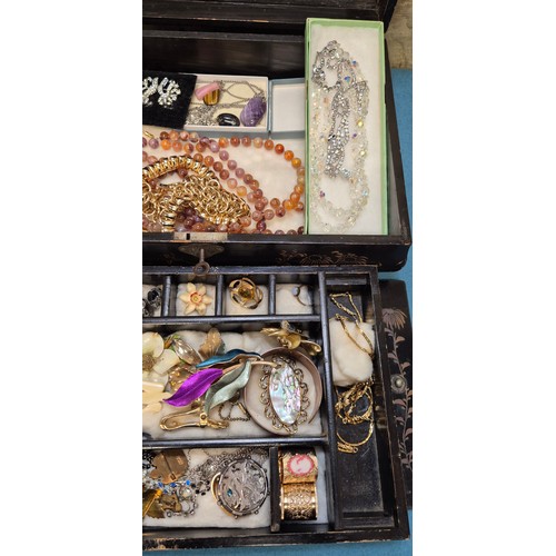 91 - Japanese lacquered jewellery box containing a collection of mixed vintage jewellery.