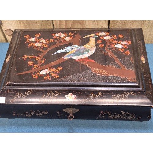 91 - Japanese lacquered jewellery box containing a collection of mixed vintage jewellery.