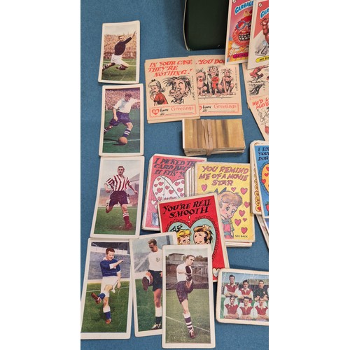 444 - A Shoe box containing a large quantity of cigarette cards and cigarette boxes. Cricketers, birds, ho... 