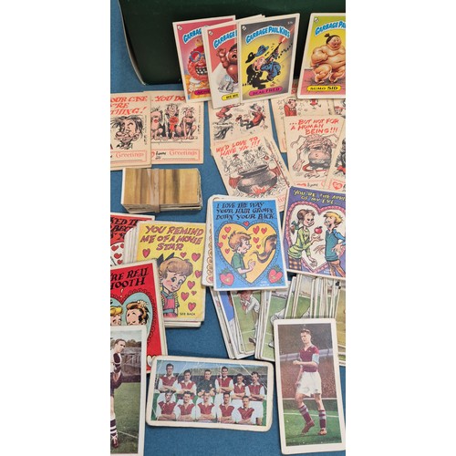 444 - A Shoe box containing a large quantity of cigarette cards and cigarette boxes. Cricketers, birds, ho... 