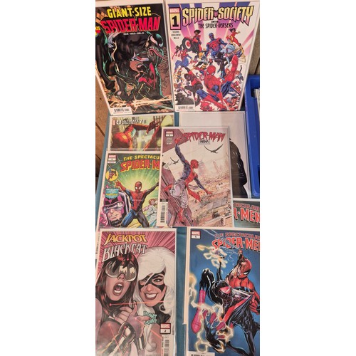 551 - Collection of Marvel Comics; Amazing Spider Man, Spectacular Spider Man, Variant Editions and #1 com... 
