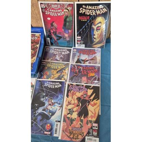 551 - Collection of Marvel Comics; Amazing Spider Man, Spectacular Spider Man, Variant Editions and #1 com... 
