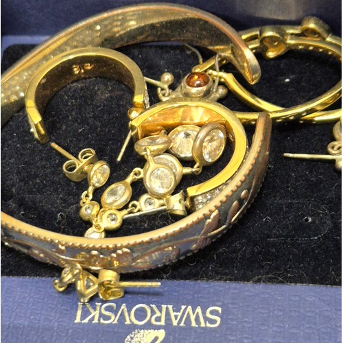 108A - Tray of costume jewellery and watches; Seiko quartz 100, Raymond Weil and Atlas watches.