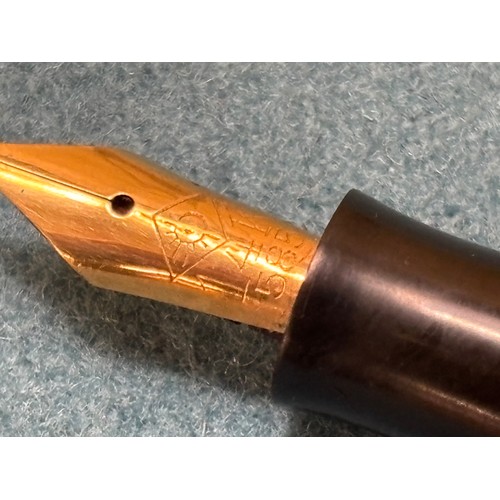 93 - A Collection of ten Vintage Fountain Pens; Black Parker 17- 14ct nib, Burgundy Parker Lady- 14ct nib... 