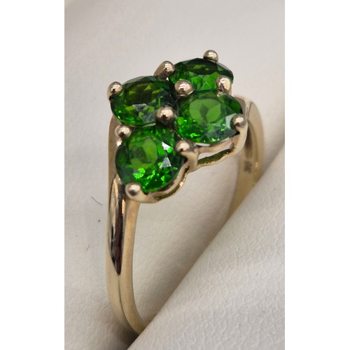 39 - 9ct yellow gold and green gem stone ring. 2.53grams. Ring size O 1/2.