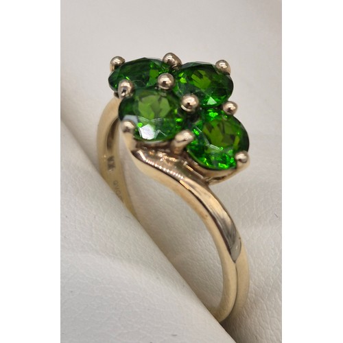 39 - 9ct yellow gold and green gem stone ring. 2.53grams. Ring size O 1/2.