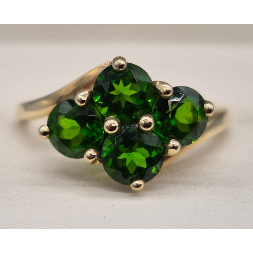 39 - 9ct yellow gold and green gem stone ring. 2.53grams. Ring size O 1/2.