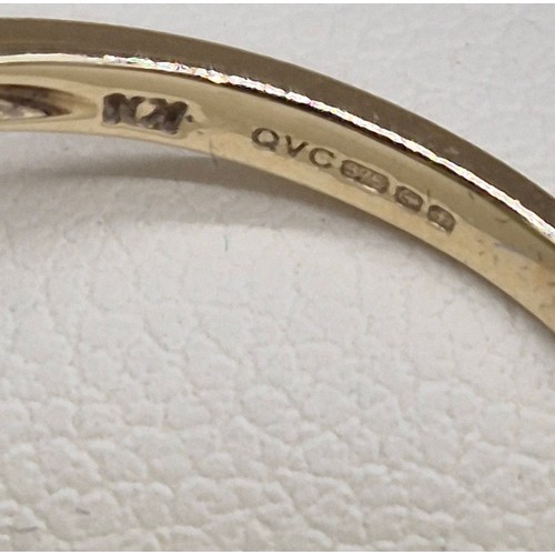 39 - 9ct yellow gold and green gem stone ring. 2.53grams. Ring size O 1/2.