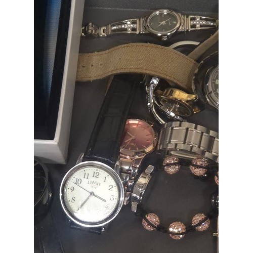 59 - Two trays of costume jewellery and watches; Boxed ladies Seiko, Sekonda, Seiko Chronograph, Seiko Au... 