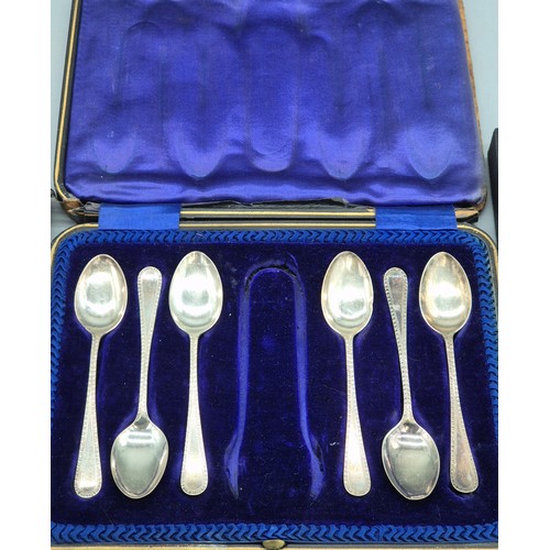 14 - Three boxed items of silver cutlery; Boxed set of six Sheffield silver tea spoons, Single London sil... 