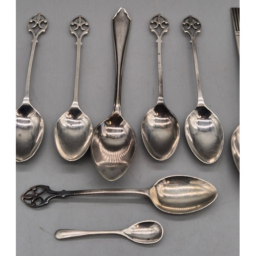 22 - A Collection of silver tea and coffee spoons; Set of five Sheffield silver tea spoons and set of fiv... 