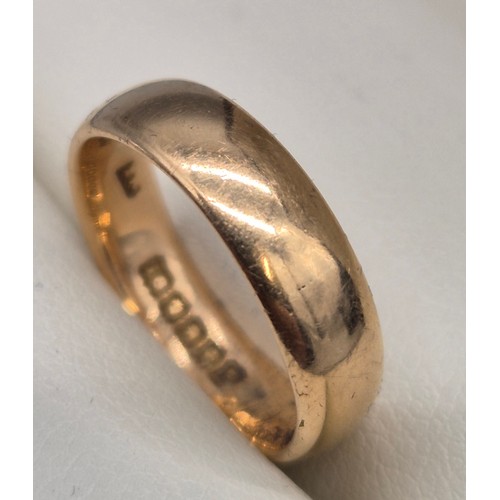 58 - 18ct yellow gold wedding band ring. 4.32Grams. Ring size J.