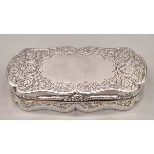 1 - Late Victorian Chester silver ornate snuff box. Engraved all over with a foliage design. Cartouche u... 