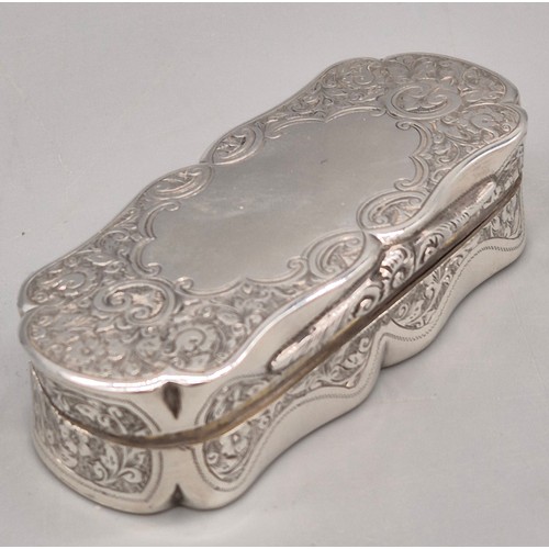 1 - Late Victorian Chester silver ornate snuff box. Engraved all over with a foliage design. Cartouche u... 