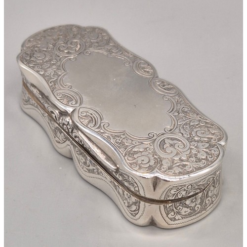 1 - Late Victorian Chester silver ornate snuff box. Engraved all over with a foliage design. Cartouche u... 
