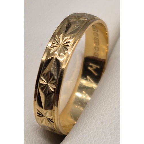 40 - 18ct yellow gold and engraved wedding band. 2.40grams. Ring size N.