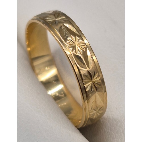 40 - 18ct yellow gold and engraved wedding band. 2.40grams. Ring size N.