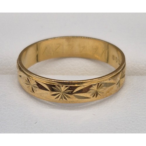 40 - 18ct yellow gold and engraved wedding band. 2.40grams. Ring size N.