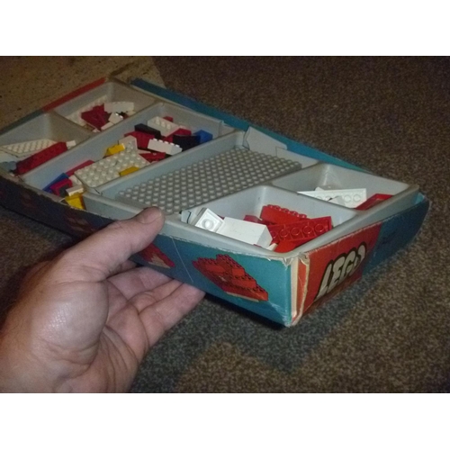 37 - vintage lego set lacks box lid