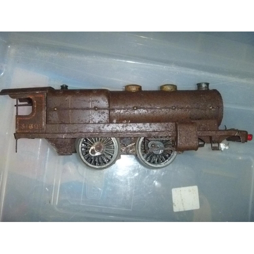 174 - hornby style clockwork locomotive rusty and incomplete