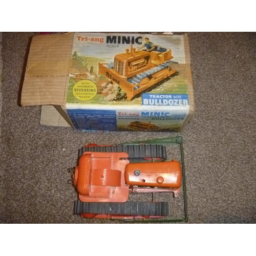 189 - triang minic allis chalmers bulldozer missing some parts but with good box