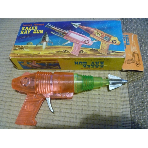 65 - RAZOR RAY SPACE GUN PLASTIC 1 END FLAP DETACHED