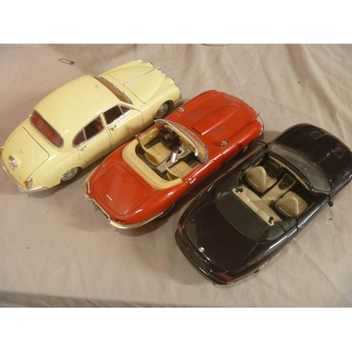 11 - BURAGO AND MAISTO JAGUAR 1/18TH MODELS (MODEL(S)  BEEN ON DISPLAY)