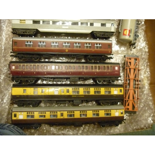 48 - QTY OF TRIANG HORNBY RAILWAY TRAIN COACHES ROLLING STOCK