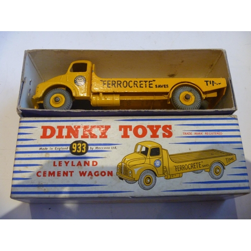 67 - ORIGINAL DINKY TOYS BOXED LEYLAND COMET WGAON FERROCRETE (MODEL IS VERY GOOD BOX IS VERY GOOD)