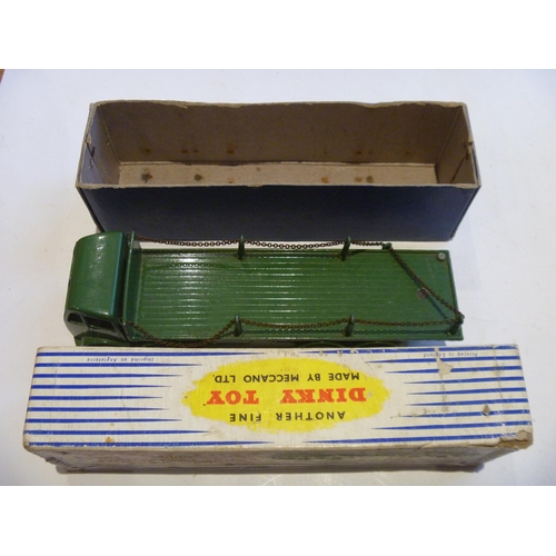 71 - ORIGINAL DINKY TOYS BOXED FODEN FLAT TRUCK WITH CHAINS (1 CHAIN POST IS BROKEN OTHERWISE MODEL IS VE... 