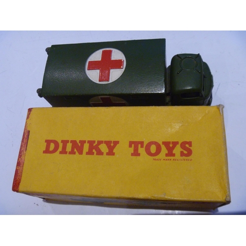 73 - ORIGINAL DINKY TOYS BOXED 626 MILITARY AMBULANCE (MODEL IS VERY GOOD BOX IS VERY GOOD)