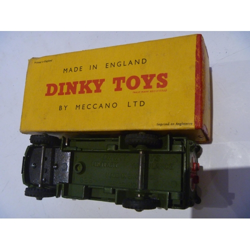 73 - ORIGINAL DINKY TOYS BOXED 626 MILITARY AMBULANCE (MODEL IS VERY GOOD BOX IS VERY GOOD)