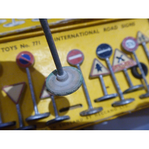 79 - ORIGINAL DINKY TOYS BOXED INTERNATIONAL ROAD SIGNS SET  (1 SIGN BASE REPAIRED OTHERWISE MODELS VERY ... 