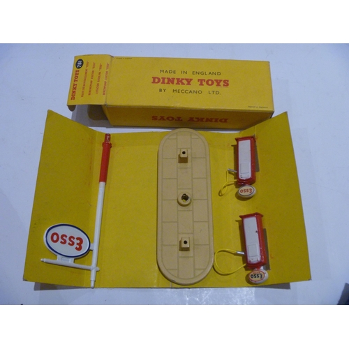 81 - ORIGINAL DINKY TOYS BOXED PETROL PUMP STATION ESSO (MODEL IS VERY GOOD BOX IS VERY GOOD)