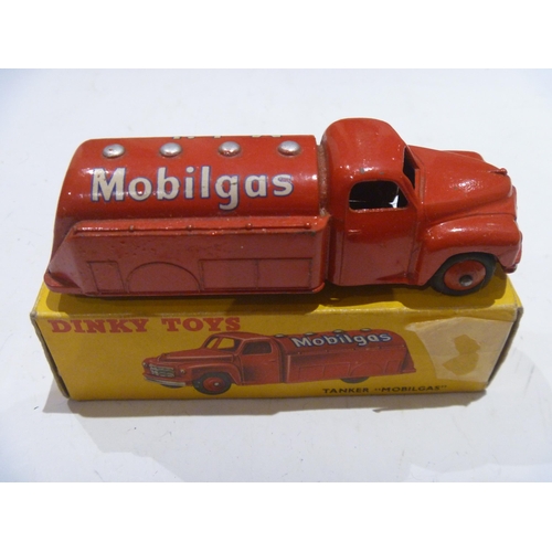 88 - ORIGINAL DINKY TOYS BOXED MOBILGAS STUDEBAKER PETROL TANKER (MODEL IS VERY GOOD BOX IS VERY GOOD)