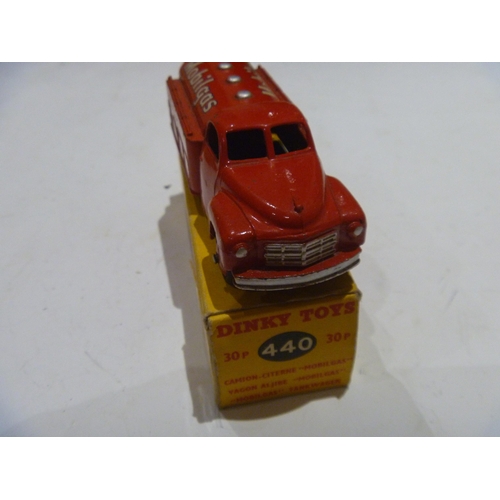 88 - ORIGINAL DINKY TOYS BOXED MOBILGAS STUDEBAKER PETROL TANKER (MODEL IS VERY GOOD BOX IS VERY GOOD)