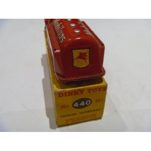 88 - ORIGINAL DINKY TOYS BOXED MOBILGAS STUDEBAKER PETROL TANKER (MODEL IS VERY GOOD BOX IS VERY GOOD)