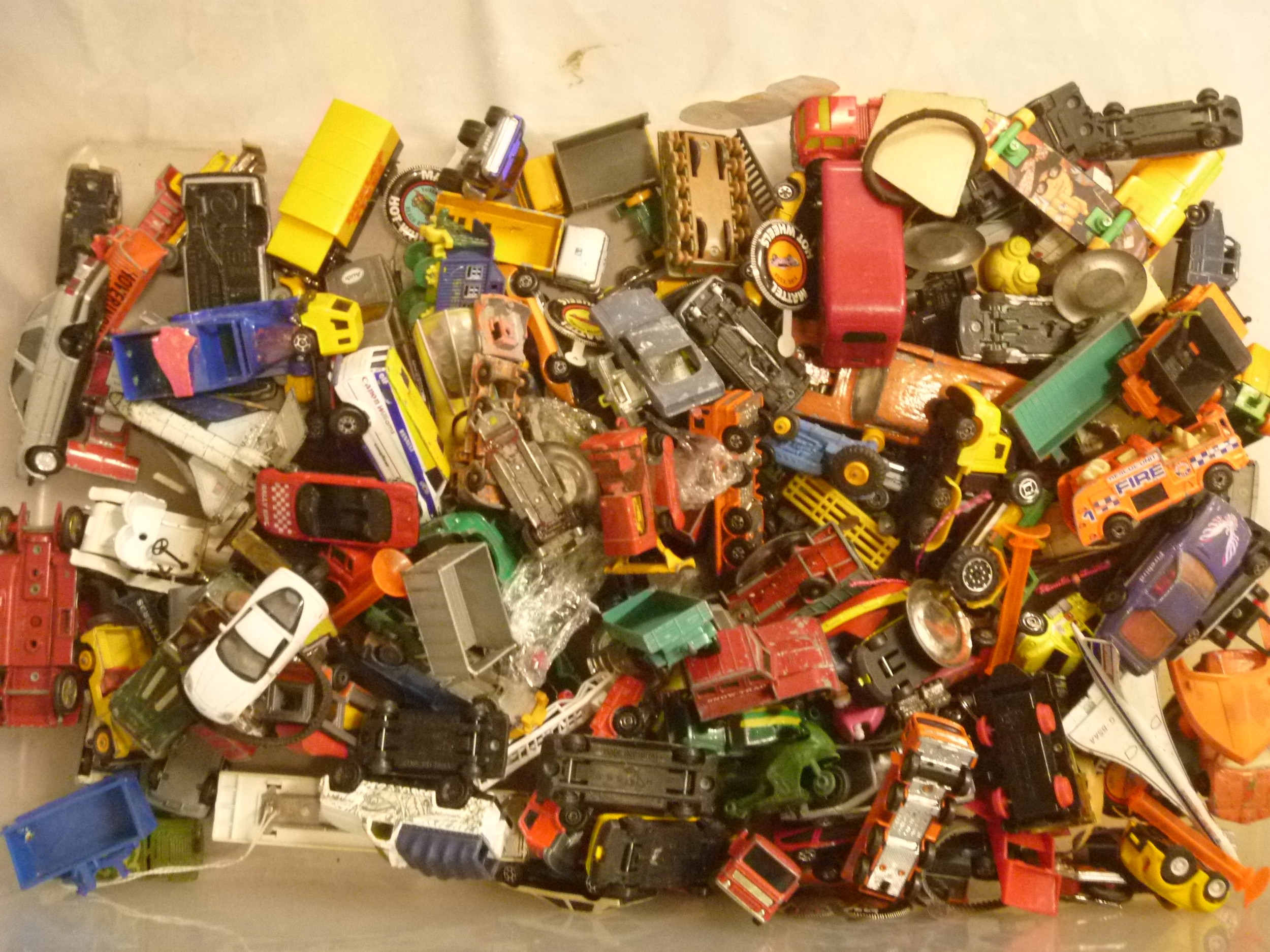 MIXED LOT OF PLAYWORN DIECAST MOSTLY MATCHBOX OR SIMILAR TO INCLUDE