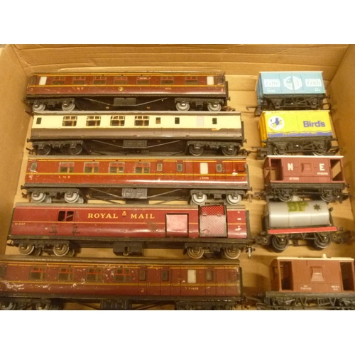 25 - HORNBY TYPE 00 GAUGE CARRIAGES AND ROLLING STOCK