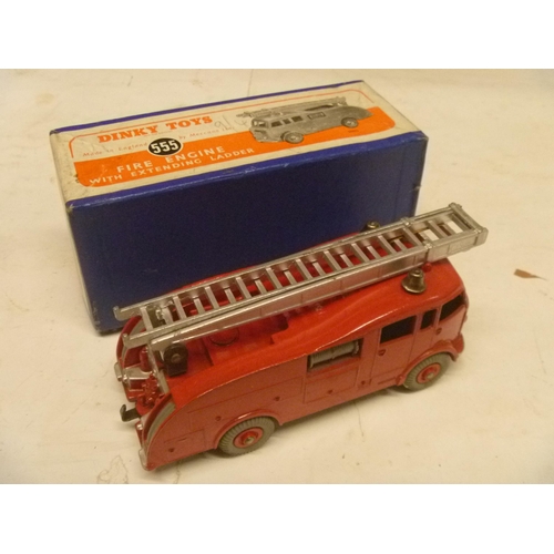 130 - DINKY TOYS VINTAGE BOXED FIRE ENGINE